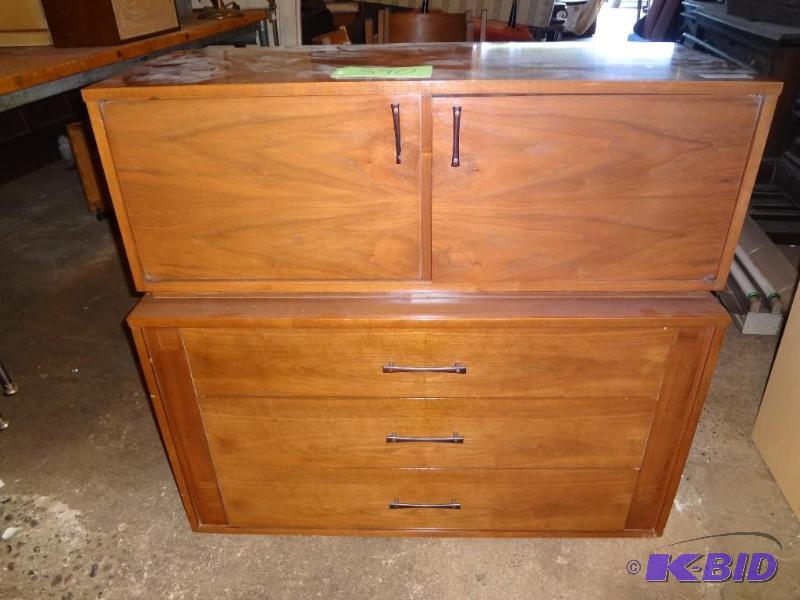 lot 390 image: Danish Modern Chest, Krohler Brand, legs miss...