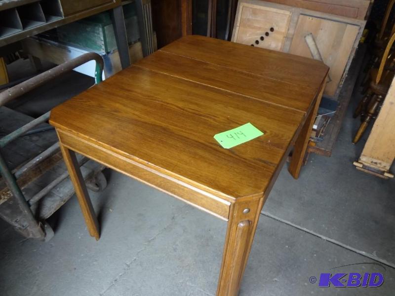 lot 414 image: Old Oak table, Square, very nice...