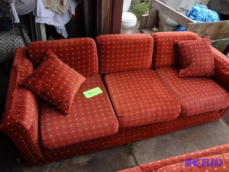 lot 442 image: Couch, very much like new, pillows, arm cover...