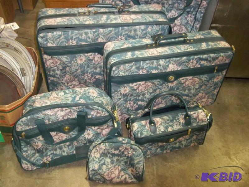 lot 120 image: Large Luggage Set...