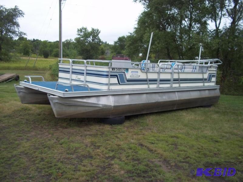 lot 13 image: 21 ERCOA Pontoon Consignor states runs good....