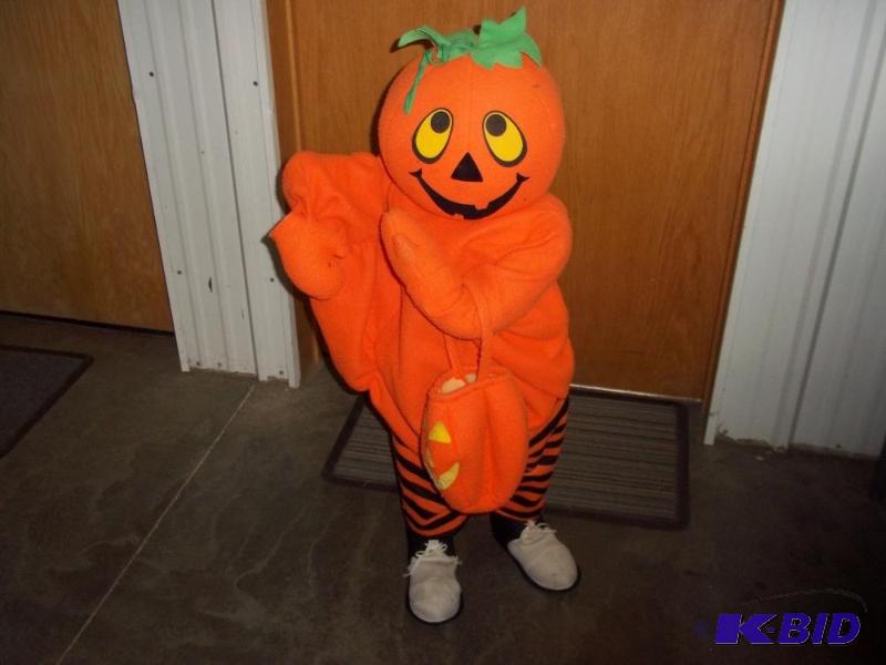 lot 130 image: Halloween Figurine...