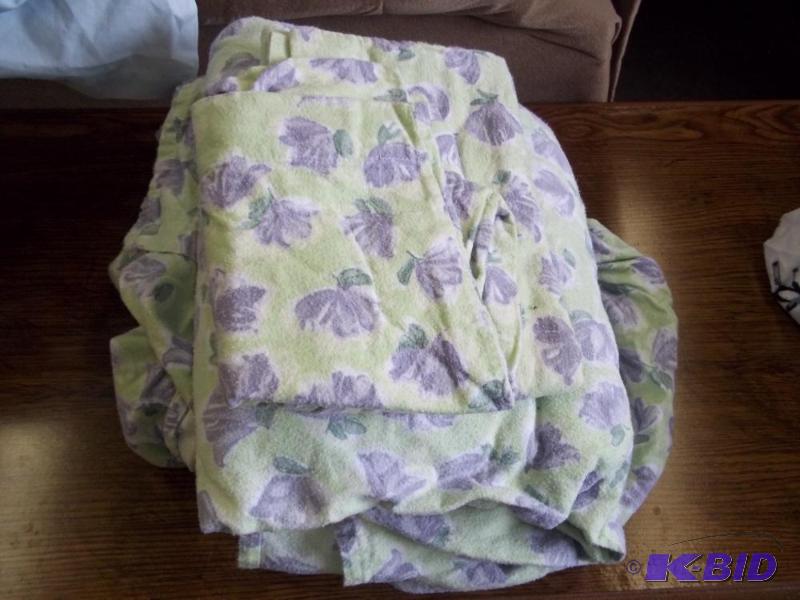 lot 151 image: Assorted Sheet Set  Green Flannel...