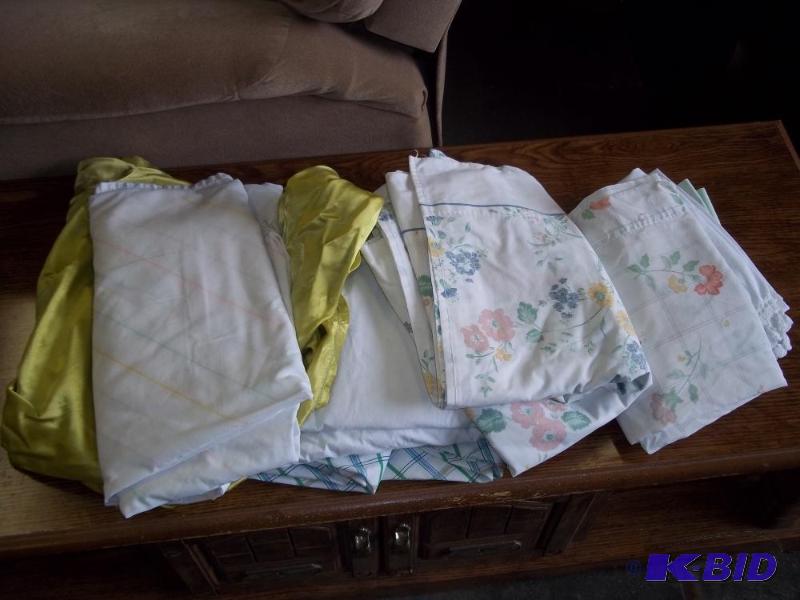 lot 160 image: Assorted Sheets and pillow cases floral white...
