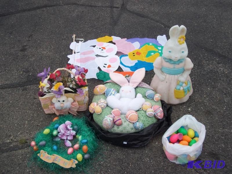 lot 168 image: Easter Decor   Baskets  Eggs  Bunnies ...