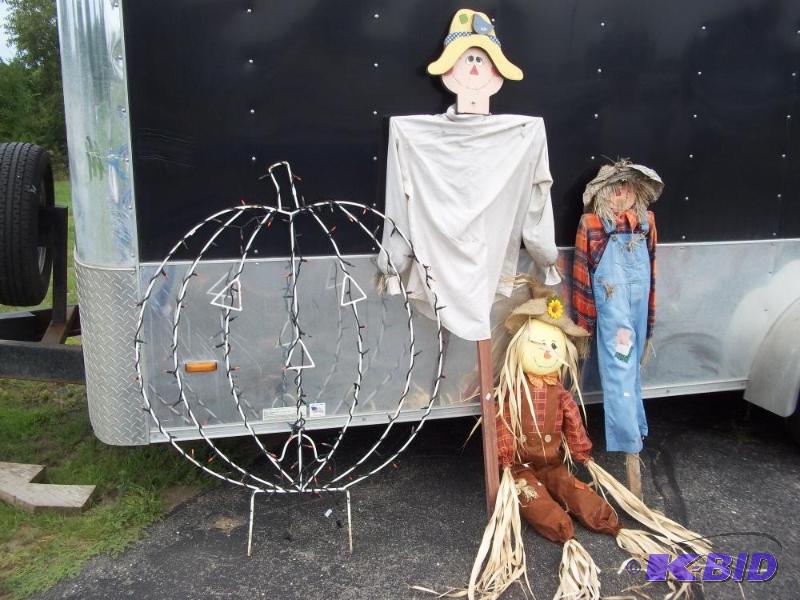 lot 177 image: Fall and Halloween Yard Decor   3 Stick Peopl...