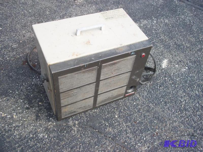 lot 323 image: 220v Electric Heater...