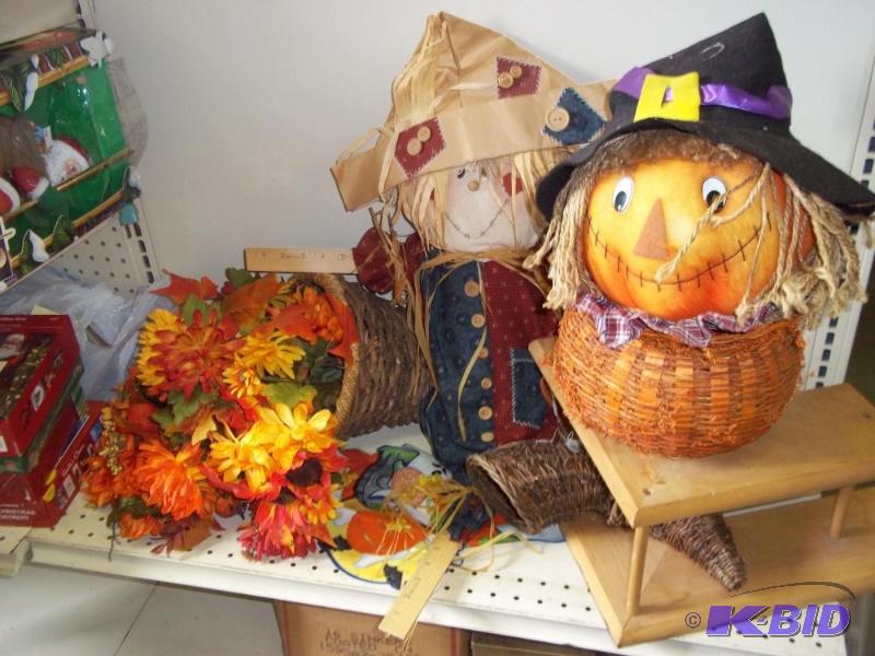 lot 326 image: Halloween Decor...