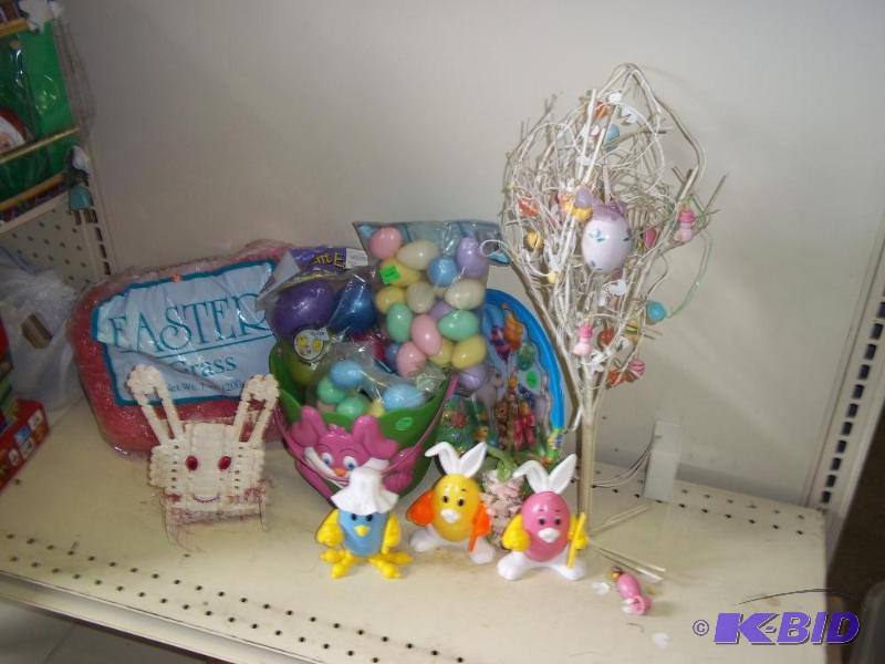 lot 328 image: Easter Decor...