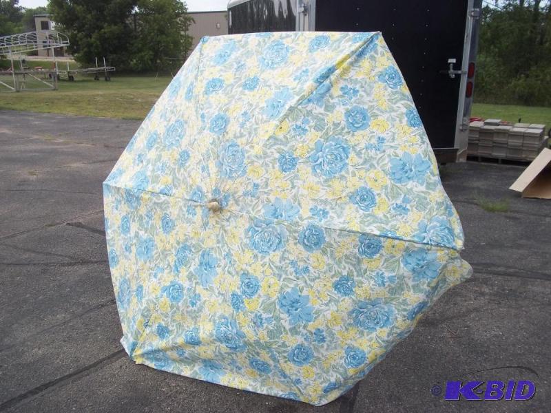 lot 39 image: Patio Table Umbrella with Stand...