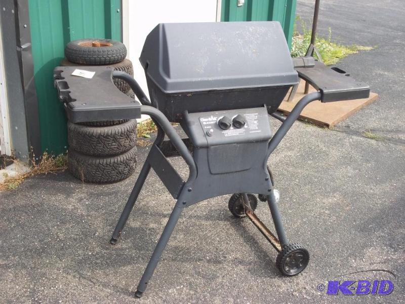 lot 44 image: Char-Broil Propane Grill...