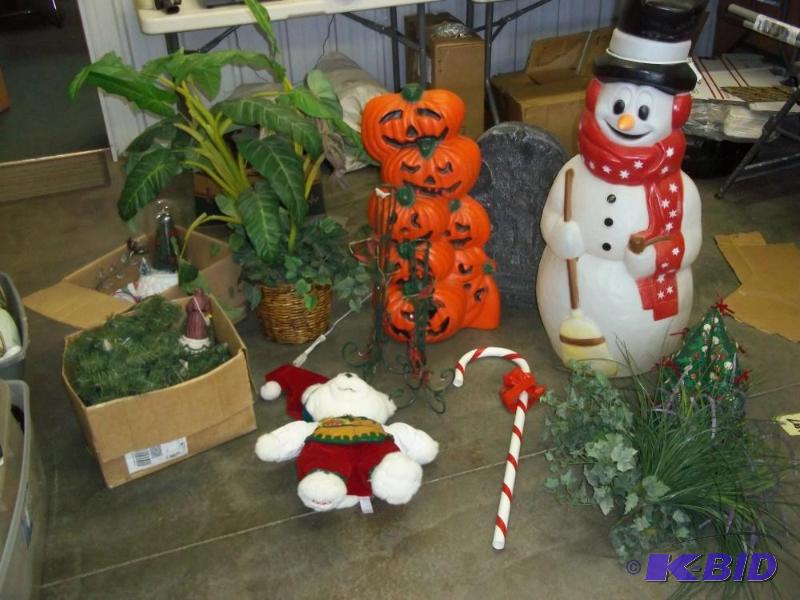 lot 69 image: Assortment of Holiday Decor...