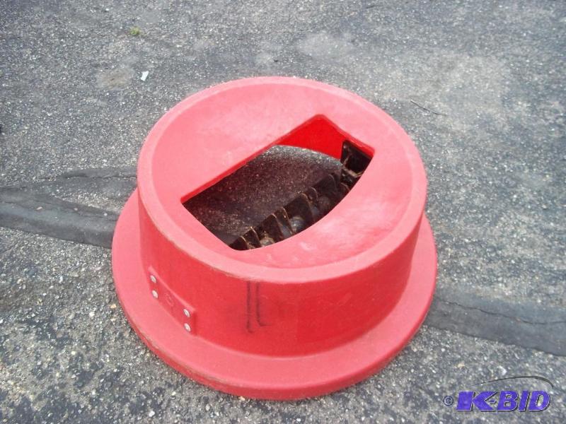 lot 88 image: Garbage Can Cover with Magnetic Bar to catch ...