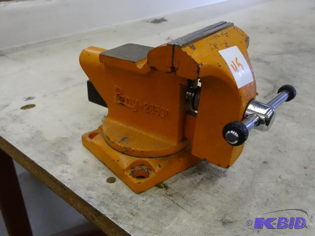 lot 45 image: 3 12 bench vise...