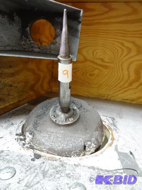 lot 9 image: Grinder polisher. Mounted on bench. Bench not...