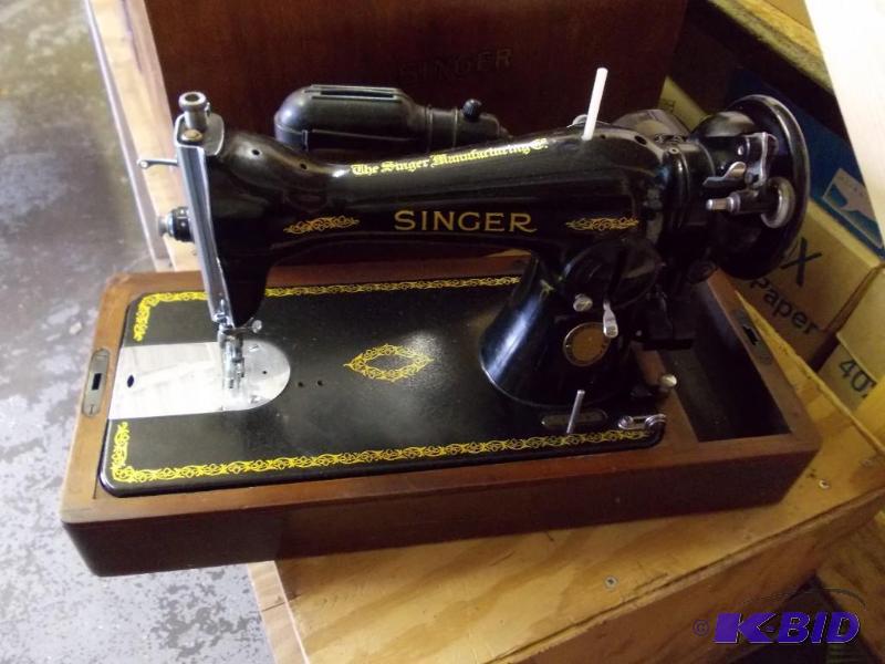 Vintage Portable Singer Sewing Machine (In Ca...