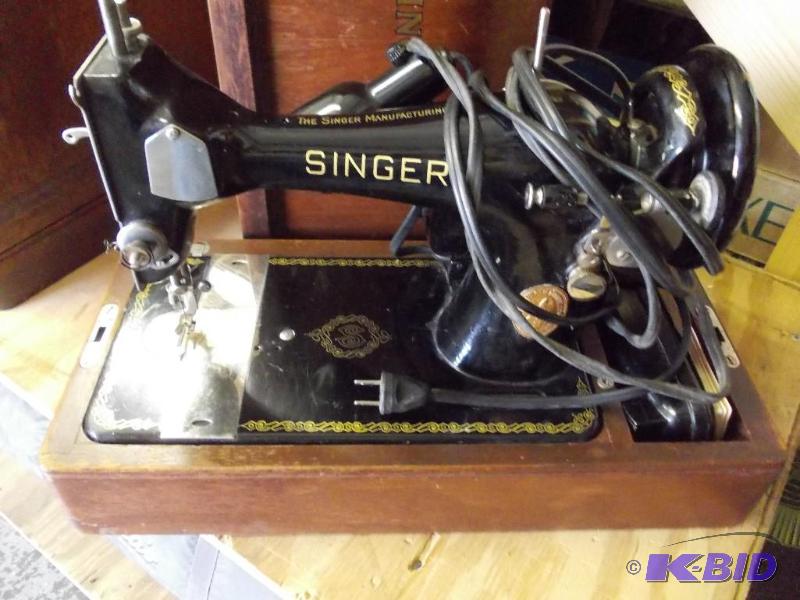 Vintage Portable Singer Sewing Machine (In Ca...