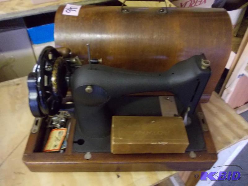 Vintage Portable Singer Sewing Machine (In Ca...
