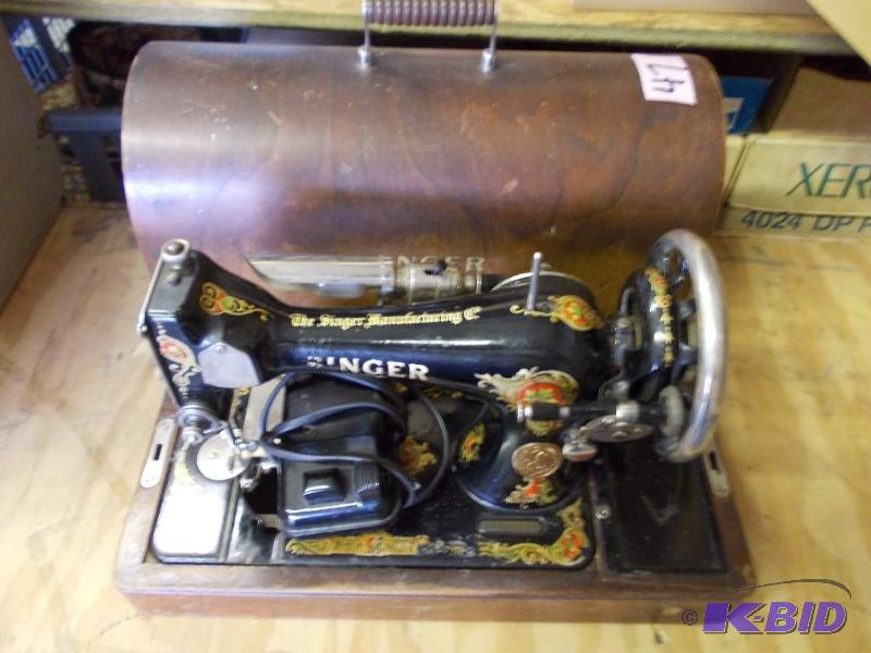 Vintage Portable Singer Sewing Machine (In Ca...