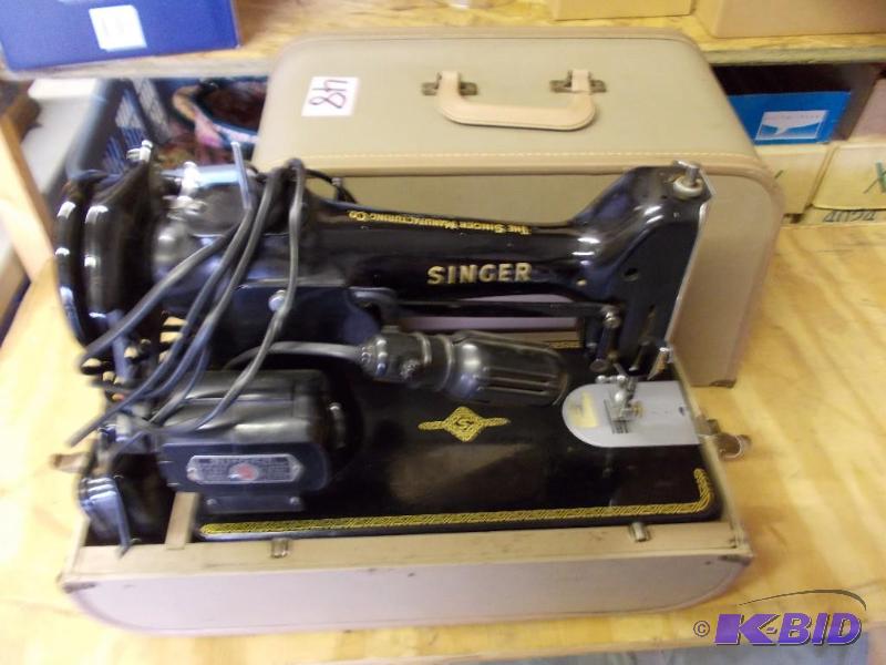 Vintage Singer Sewing Machine With Case...