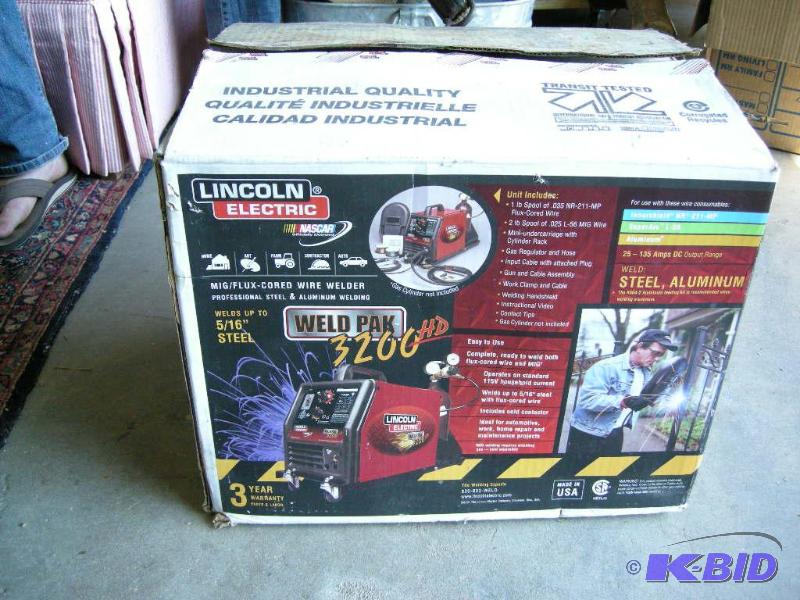 lot 15 image: Lincoln Electric WeldPak 3200 HD wire welder