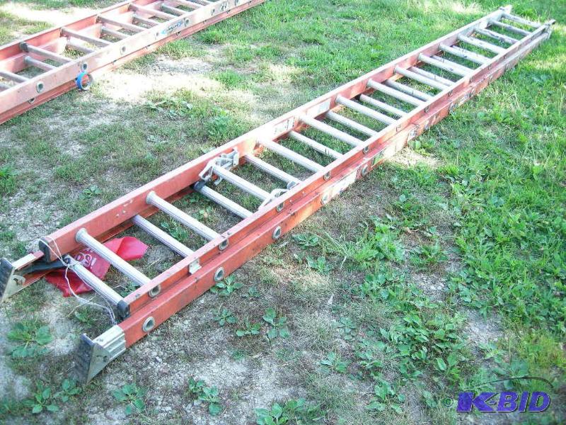 lot 17 image: Werner 28ft fiberglass extension ladder