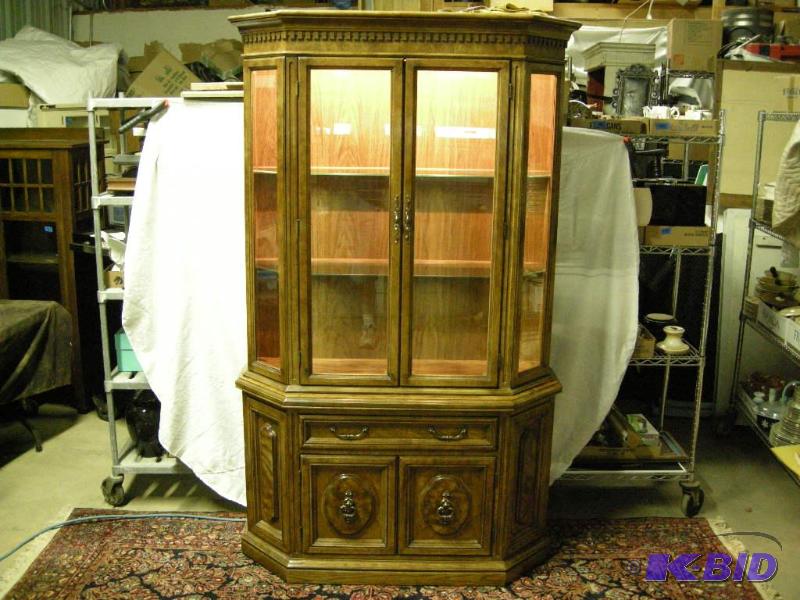 lot 4 image: HibritenBernhardt 2pc lighted china hutchdisplay