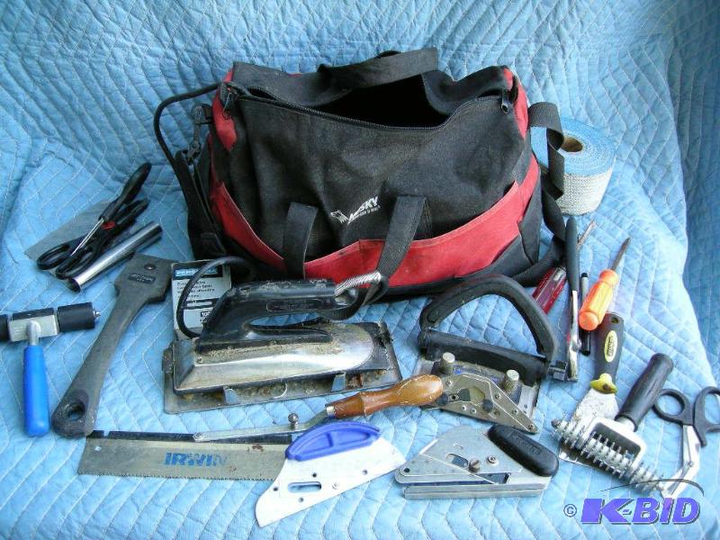 lot 54 image: Husky tool bag with flooring tools