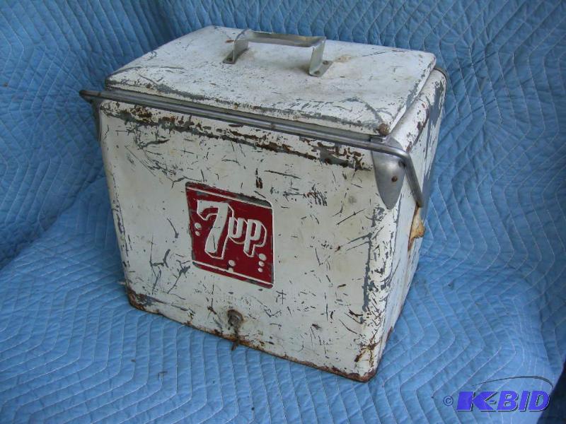 lot 56 image: Vintage 7Up Cooler
