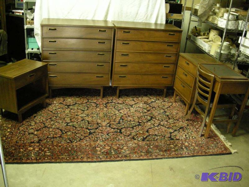 lot 6 image: Mid-Century Modern look bedroom set