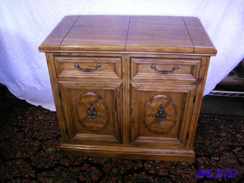 lot 7 image: Bernhardt Furniture sideboardserver