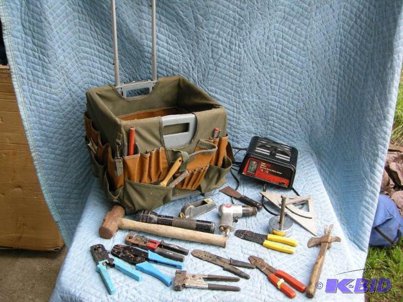 lot 84 image: BucketBoss tool caddy with telescoping handle, with contents
