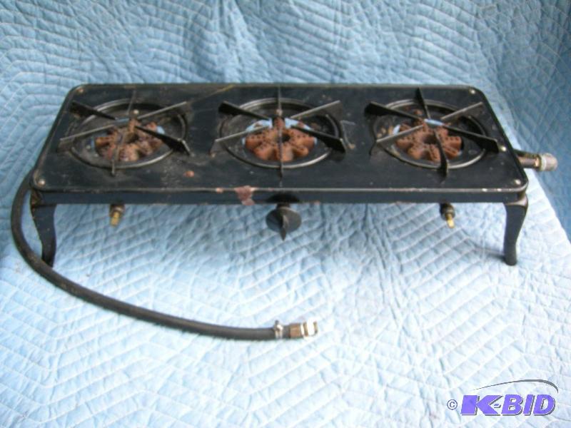 lot 86 image: Camp stove - 3 burner gas stove