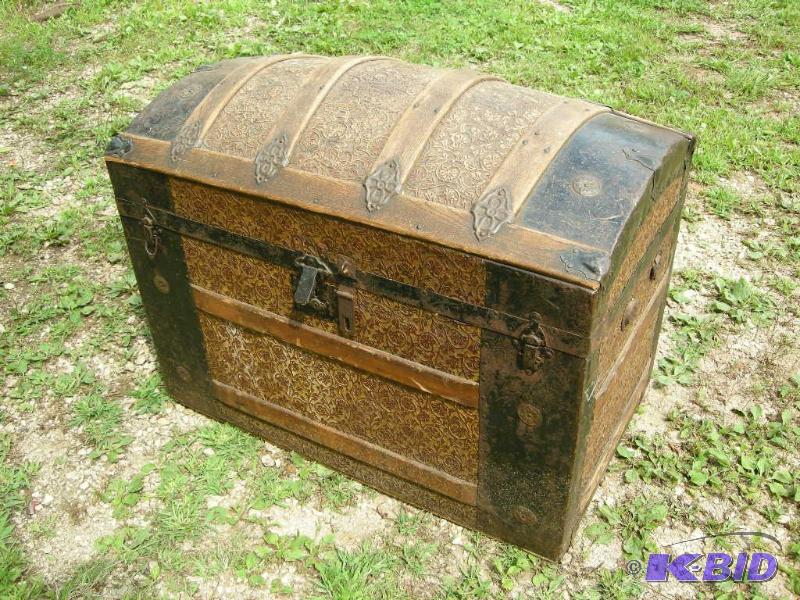 lot 88 image: Antique humpback trunk