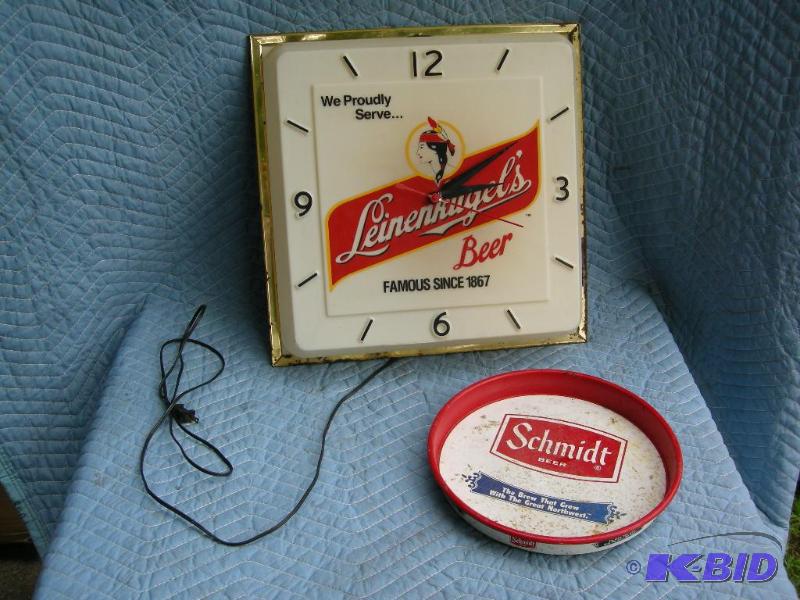 lot 91 image: Vintage Leinenkugels Beer lightup clock and Schmidt beer tray