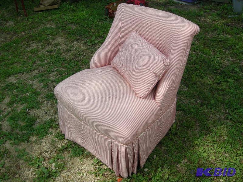 lot 96 image: Padded sitting chair