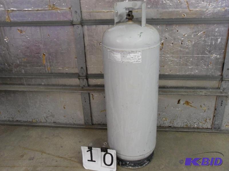 lot 10 image: 100 lb Propane Tank. Female Reverse Threads ...
