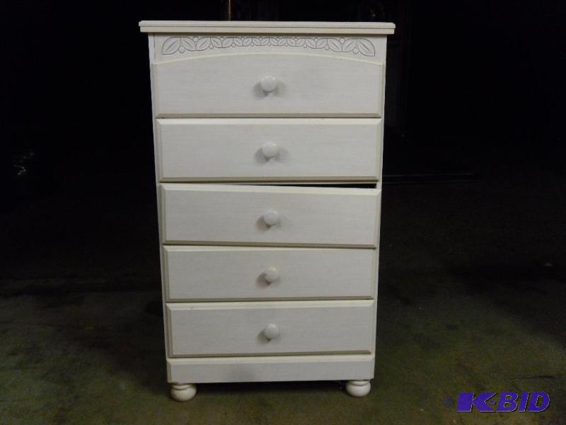 lot 189 image: Tall 5 Drawer Dresser. Neat feet on dresser. ...
