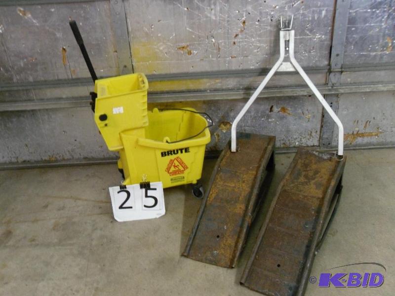 lot 25 image: Rubbermaid Mop Bucket with Wringer (one wheel...