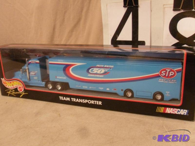 lot 48 image: Hotwheels Racing Nascar 1999 Petty Racing 50t...