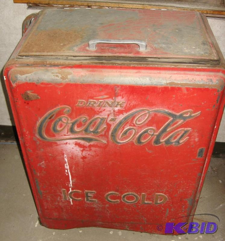 lot 001 image: Coca Cola Chest Style Coke Machine