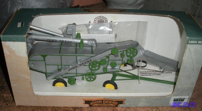 lot 005 image: John Deere 28 x 46 Thresher 128 Scale Diecast Special Edition