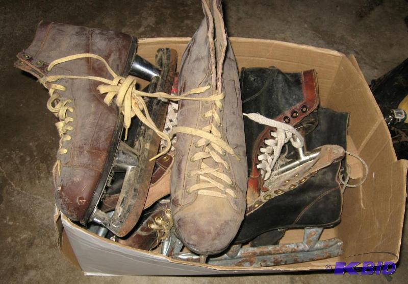 lot 015 image: Vintage Hockey Skates