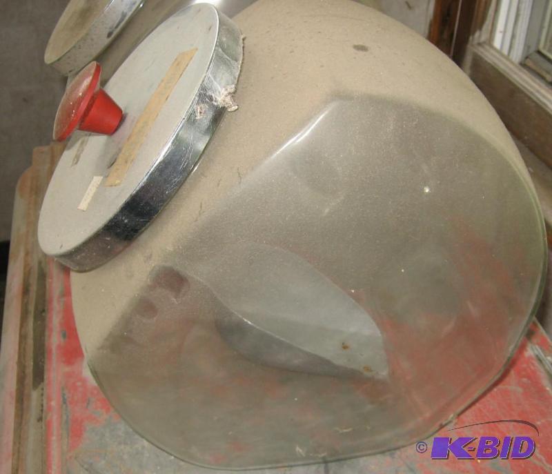 lot 024 image: Vintage Large Candy Jar