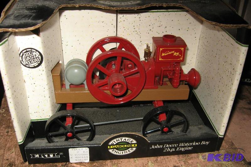 lot 032 image: Waterloo Boy John Deere 2 h.p. Engine Die Cast Toy