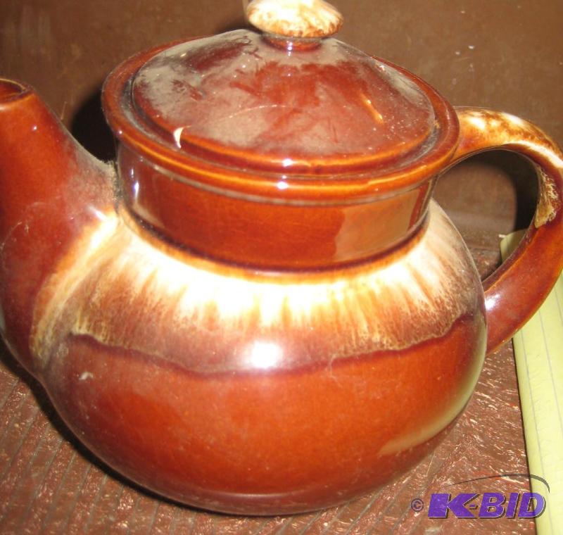 lot 057 image: Tea Pot (CeramicPottery)