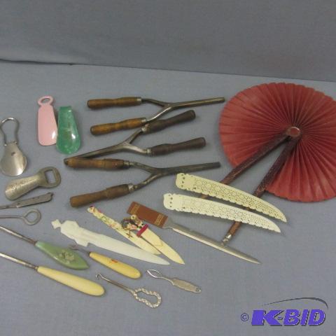 lot 64 image: Dresser Novelties