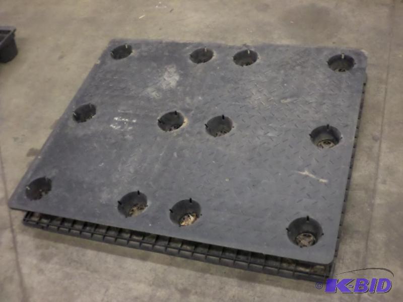 lot 23 image: Industrial Plastic Pallet With 2-Way Fork Poc...