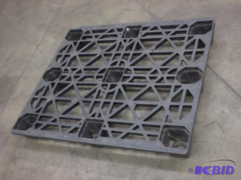 lot 24 image: Industrial Plastic Pallet With 2-Way Fork Poc...
