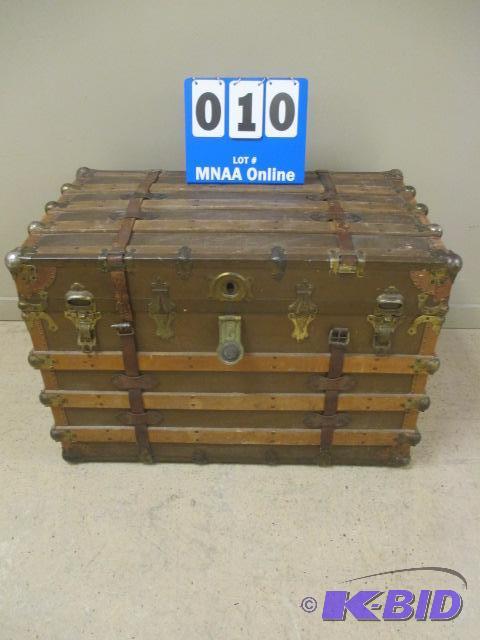 lot 10 image: Large Antique Travelers Trunk